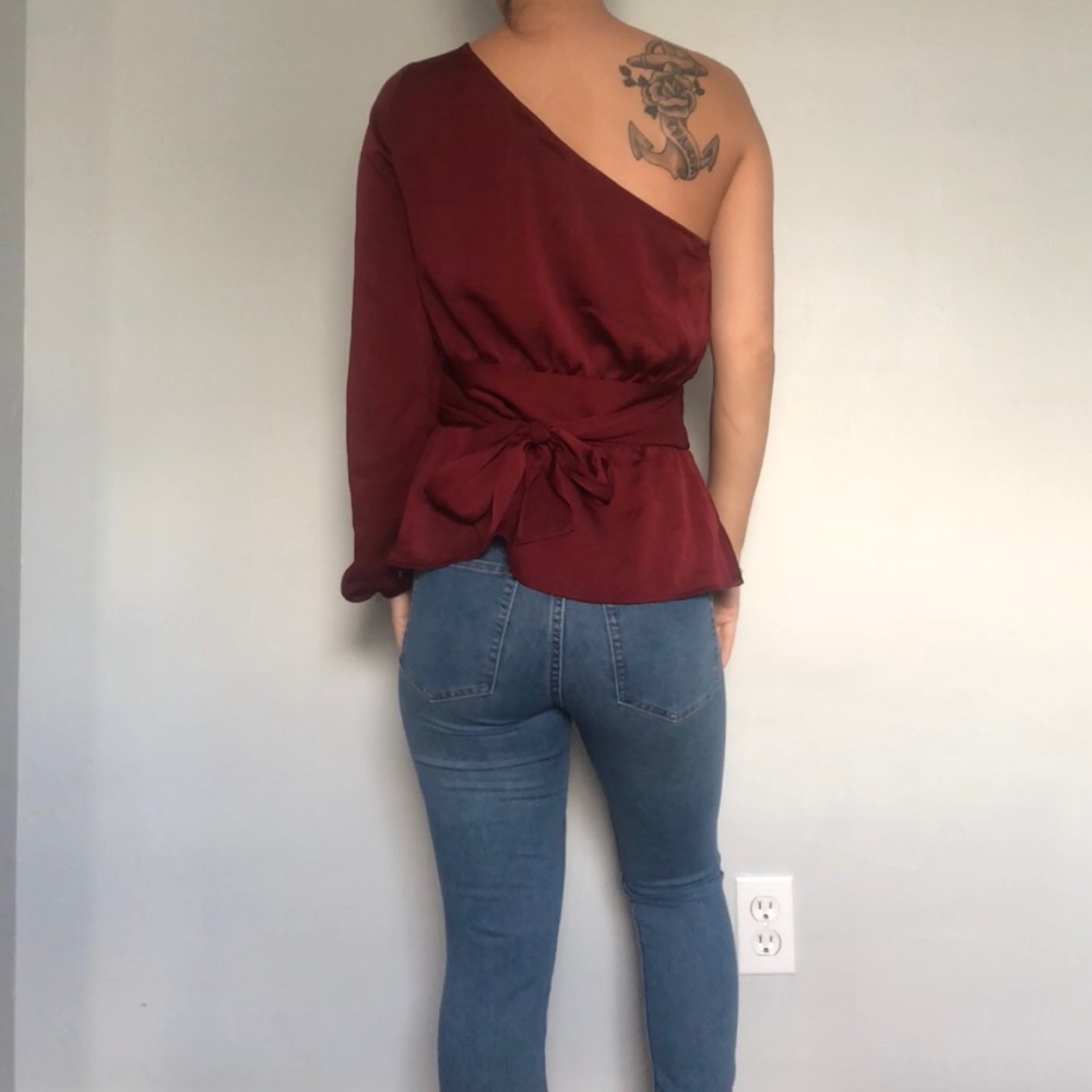 ⭐️4/$25 Express maroon one sleeve maroon blouse XS - Picture 5 of 8